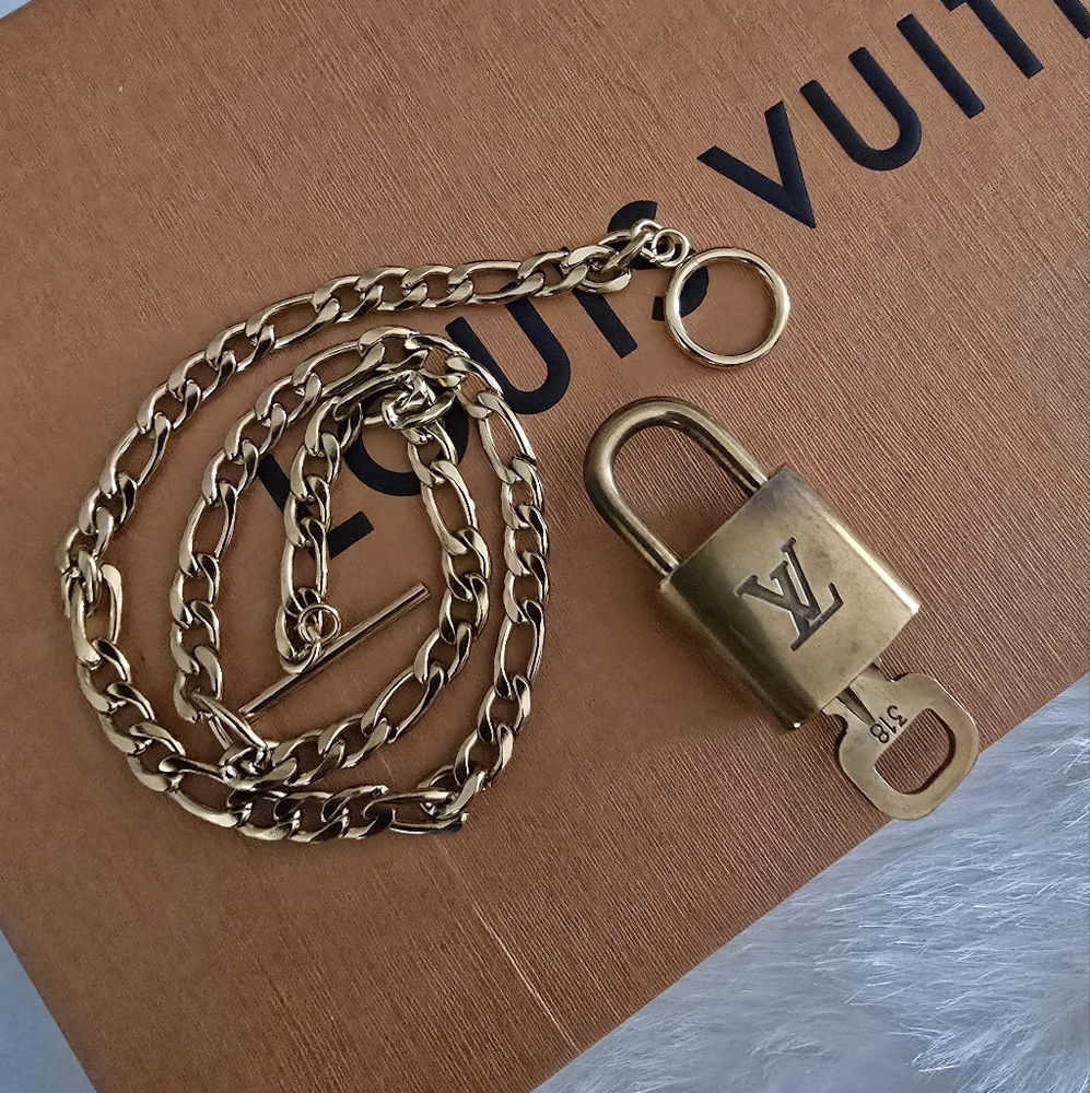 🟡Authentic Louis Vuitton Gold Padlock & Key Necklace Set #318 🟡 - Picture 6 of 14